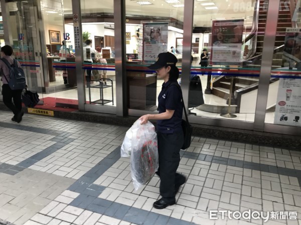 ▲南京東路5段一棟大樓頂樓發現一具白骨。（圖／記者黃彥傑攝）