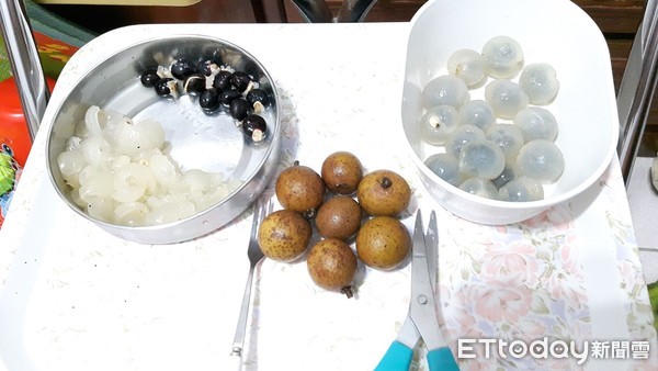 ▲阿公幫金孫去籽。（圖／網友張培培提供）