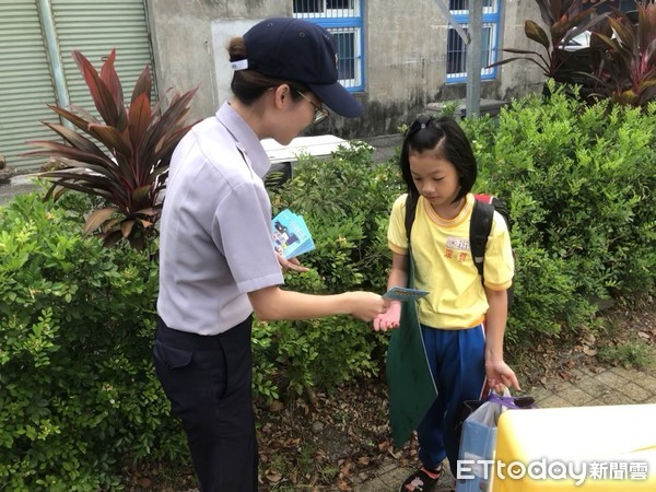 ▲▼礁溪警分局「護童勤務」讓家長與學生們感窩心。（圖／記者游芳男翻攝，下同）