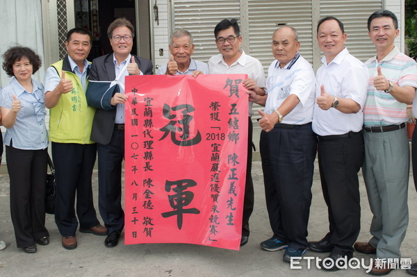 ▲首屆宜蘭嚴選優質米競賽冠軍出爐，宜蘭代理縣長陳金德特地前往陳正義農友家中道賀。（圖／記者游芳男翻攝）