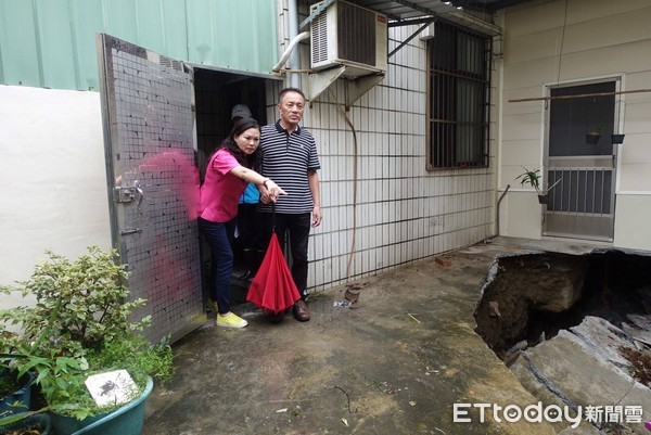 ▲台南豪雨不斷，永康區一民宅疑因地基流失，造成後院塌陷成大洞，令人怵心心驚，議員林燕祝前往勘查。（圖／記者林悅翻攝，下同）