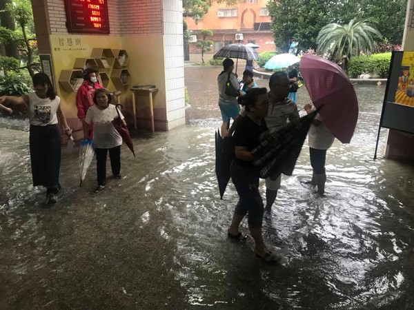 ▲▼雨彈暴走炸北台！騎士地下道嚇歪「整排逆向轉彎」　桃園1小時成汪洋。（圖／翻攝我是中壢人、內壢國中）