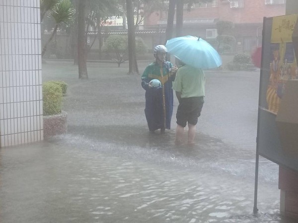 ▲▼雨彈暴走炸北台！騎士地下道嚇歪「整排逆向轉彎」　桃園1小時成汪洋。（圖／翻攝我是中壢人、內壢國中）