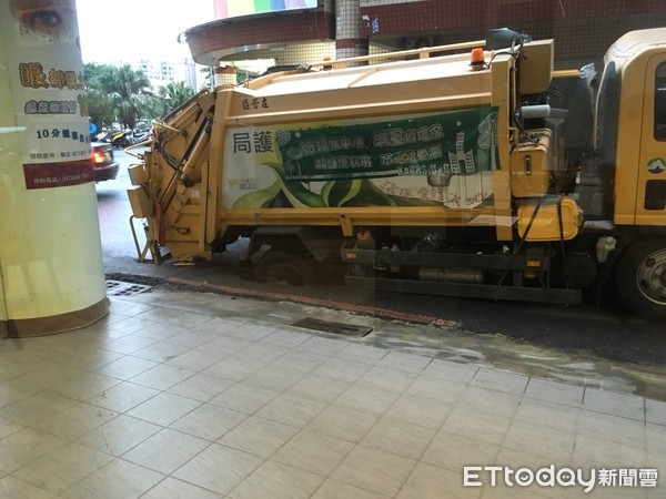 高雄豪雨炸出5000個路坑 垃圾車一個左轉 後輪直接被吞食 Ettoday地方新聞 Ettoday新聞雲