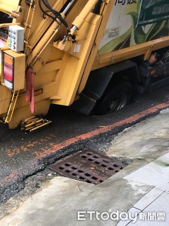 ▲▼高雄左營區新上里垃圾車陷入路坑。（圖／記者宋德威翻攝）