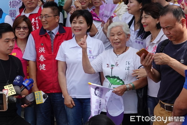 ▲以女為榮，楊李雲永遠是楊麗環最堅強靠山。（圖／記者楊淑媛攝）