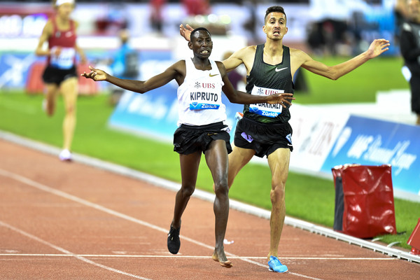 肯亞選手基普魯托（Conseslus Kipruto）於31日參加在瑞士黎士舉辦的「國際田徑鑽石聯賽3000公尺障礙賽」，但才過了第一道彎，他的左腳的鞋子就飛出去了，不過他並沒有放棄，最後還拿下金牌。（圖／達志影像／美聯社）