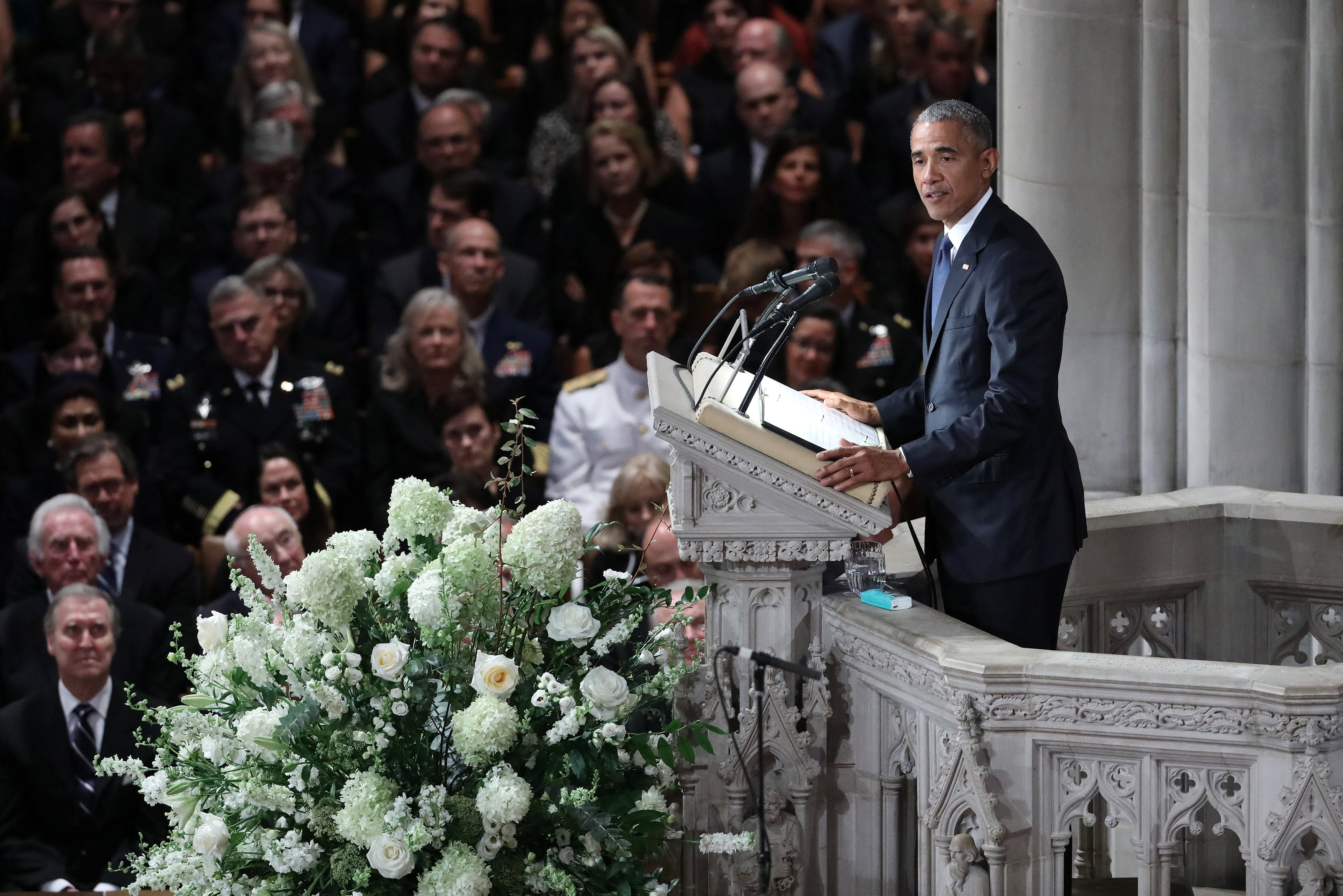 ▲美國前總統歐巴馬（Barack Obama）出席參議員馬侃（John McCain）的追思儀式。（圖／路透社）