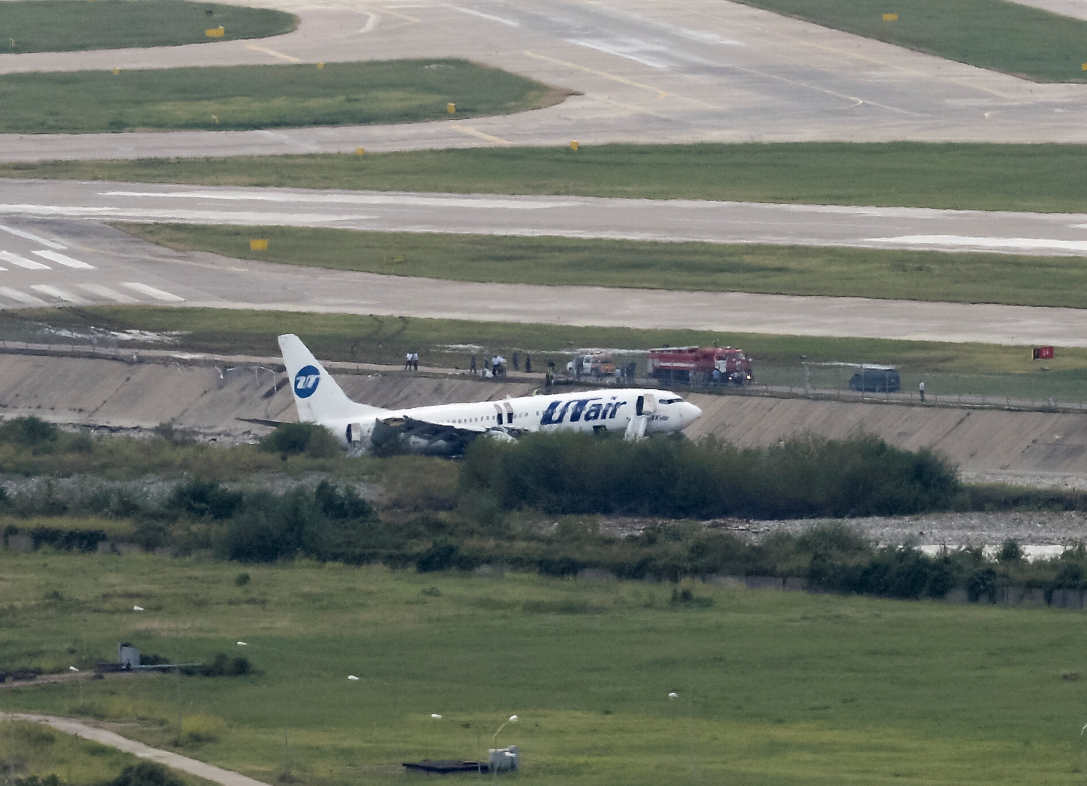 ▲▼俄羅斯烏塔航空（Utair）客機墜入河道，機上170人奇蹟生還。（圖／路透）