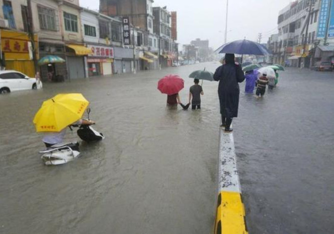 ▲▼廣東汕頭暴雨。 （圖／翻攝自人民日報）