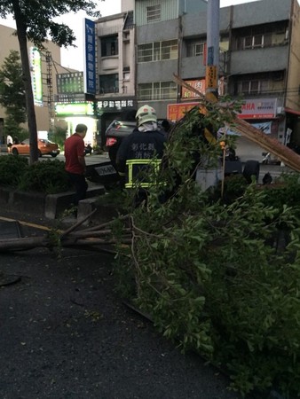 ▲▼酒駕翻車自撞分隔道，送醫下半身無知覺恐殘廢             。（圖／翻攝自Facebook／彰化踢爆網）