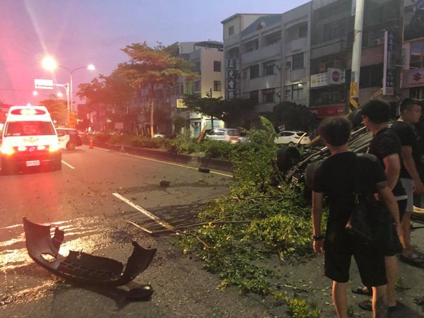 ▲▼酒駕翻車自撞分隔道，送醫下半身無知覺恐殘廢             。（圖／翻攝自Facebook／彰化踢爆網）