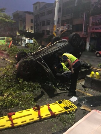 ▲▼酒駕翻車自撞分隔道，送醫下半身無知覺恐殘廢             。（圖／翻攝自Facebook／彰化踢爆網）