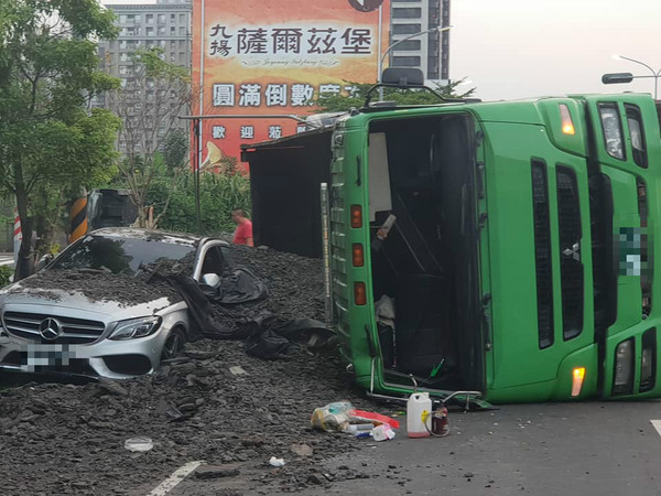 ▲▼ 新北市五股，新城八街口，賓士車差點被活埋。（圖／翻攝自爆料公社）