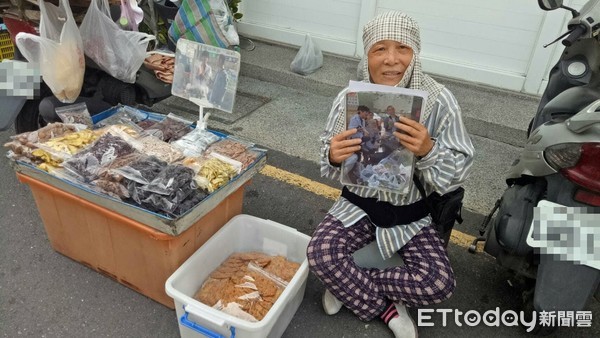 ▲台南秋菊阿嬤為了養一家六口，每周末都在國華街擺攤賣蜜餞。（圖／光線授權提供，請勿隨意翻攝，以免侵權，下同）