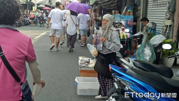 ▲台南秋菊阿嬤為了養一家六口，每周末都在國華街擺攤賣蜜餞。（圖／光線授權提供，請勿隨意翻攝，以免侵權，下同）