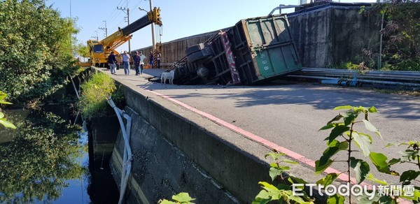 ▲台南市安南區城西街三段城西焚化爐旁邊巷內，一部17噸大貨車陷入塌陷的道路坑洞中。（圖／記者林悅翻攝）