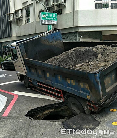 ▲台南市東區崇明四街道路2日上午突然塌陷，一部行經的大貨車左後輪卡洞，幸無人傷亡，市府將派員會勘後搶修。（圖／記者林悅翻攝，下同）