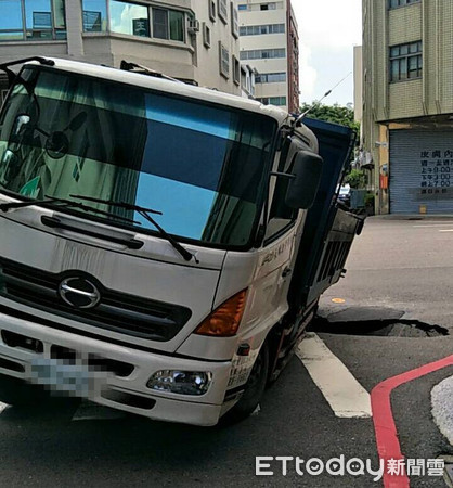 ▲台南市東區崇明四街道路2日上午突然塌陷，一部行經的大貨車左後輪卡洞，幸無人傷亡，市府將派員會勘後搶修。（圖／記者林悅翻攝，下同）