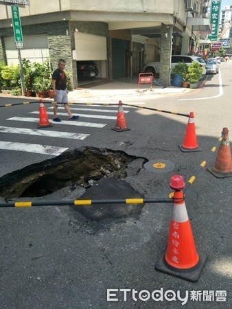 ▲台南市東區崇明四街道路2日上午突然塌陷，一部行經的大貨車左後輪卡洞，幸無人傷亡，市府將派員會勘後搶修。（圖／記者林悅翻攝，下同）