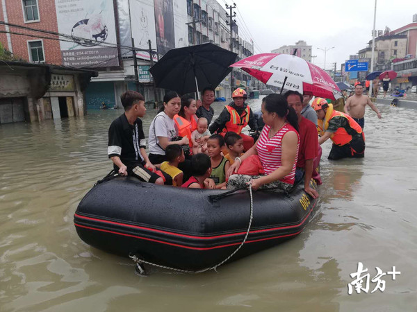 ▲汕頭暴雨大淹水　三姐弟被大水沖走全身亡。（圖／翻攝南方+）