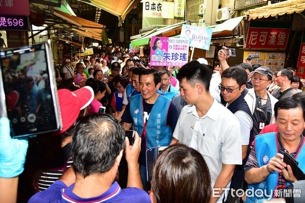 ▲馬英九陪同國民黨提名的桃園市長參選人陳學聖掃街拜票，展現超人氣。（圖／陳學聖競選團隊提供）