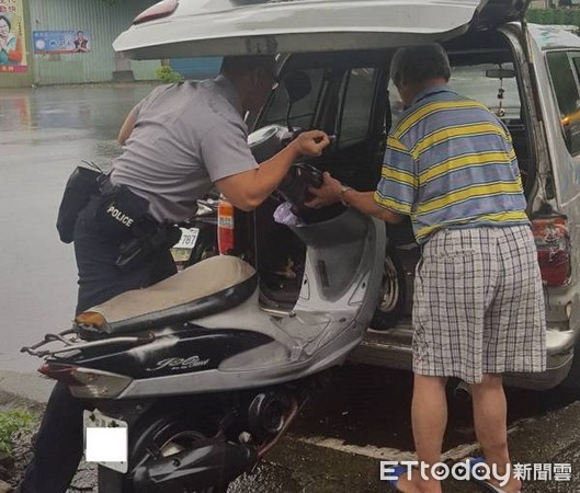 ▲徒手搬故障機車，暖警為民解困。（圖／龜山分局提供）