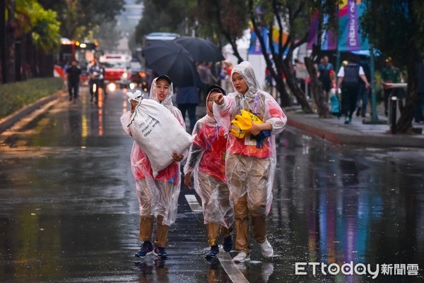 ▲▼2018雅加達亞運,閉幕式,雅加達傍晚下起大雨。（圖／記者李毓康攝）