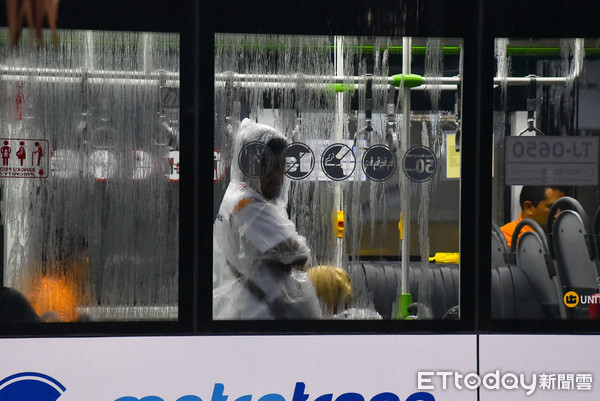 ▲▼2018雅加達亞運,閉幕式,雅加達傍晚下起大雨,選手穿著雨衣枯坐接駁車上。（圖／記者李毓康攝）