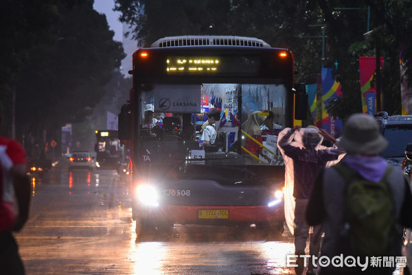 ▲▼2018雅加達亞運,閉幕式,雅加達傍晚下起大雨,選手穿著雨衣枯坐接駁車上。（圖／記者李毓康攝）