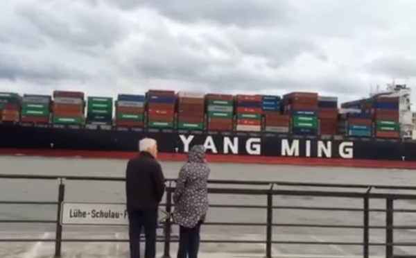 ▲陽明海運貨輪抵達德國漢堡，港口響起中華民國國歌歡迎。（圖／翻攝自爆料公社）