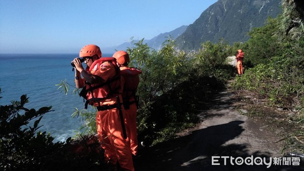 ▲▼花蓮縣和仁安檢所外海漁船擱淺，第一二海巡獲報前往救援，救回4人，但船長失蹤未尋獲。（圖／記者王兆麟翻攝）