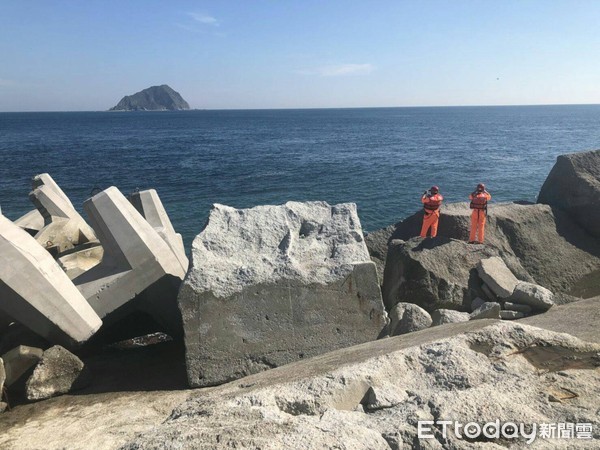 ▲▼ 基隆八尺門漁港傳一名男子落海。（圖／海巡第二岸巡隊提供）