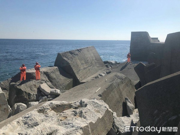 ▲▼ 基隆八尺門漁港傳一名男子落海。（圖／海巡第二岸巡隊提供）