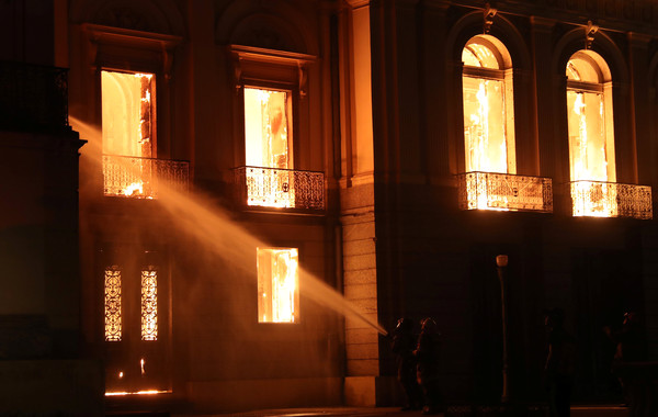▲▼巴西里約熱內盧國家博物館大火。（圖／路透社）