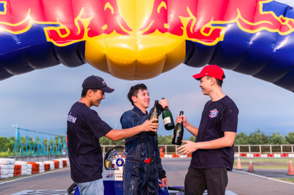 ▲▼Red Bull Kart Fight卡丁車全國總決賽，（左）亞軍邱政揚（中）冠軍羅俊耀（右）季軍余泓諺。（圖／Red Bull 提供）