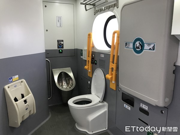 ▲▼台鐵EMU500型優化區間車,台鐵廁所。（圖／記者賴文萱攝）