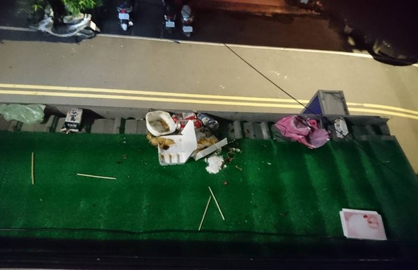 樓上住戶扔發臭便當，苦主遮雨棚都是廚餘、垃圾。（圖／翻攝自Facebook／爆料公社）