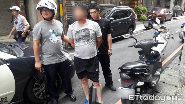 ▲▼汐止警方1日下午當街逮捕這名江姓竊嫌。（圖／記者張君豪翻攝）