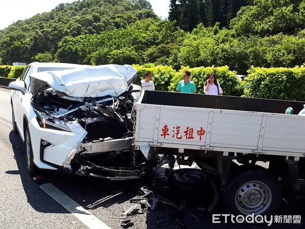 ▲4部小客貨車車禍佔用國道1南下內側車道。（圖／桃園市消防局提供）