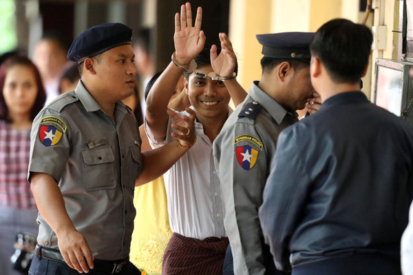 ▲▼ 2名遭控持有機密文件的路透社記者抵達緬甸仰光北區法院。（圖／路透社）