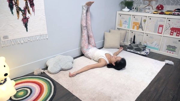 ▲8分鐘睡前瑜珈。（圖／Flow With Katie提供，請勿任意使用）