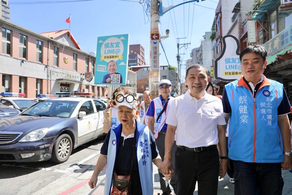 ▲▼侯友宜赴新莊老街說明都更政策。（圖／侯友宜辦公室提供）