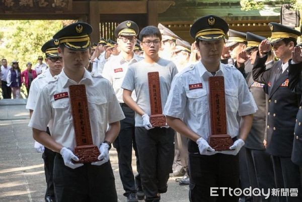 ▲敬鵬桃園平鎮廠5名殉職警消，在107年秋祭致祭國軍陣亡將士典禮，同時舉行迎靈入祀忠烈祠。（圖／桃園市政府提供）