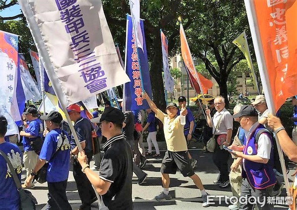 ▲八百壯士協會成員和平、理性遊行至司法院遞交釋憲聲請書。