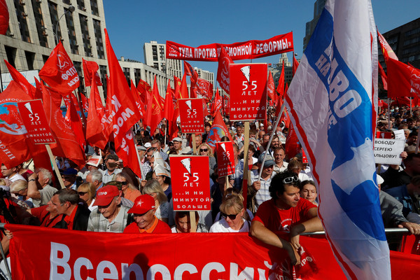 ▲莫斯科爆發上萬人示威，抗議政府計畫調高退休年齡。(圖／路透)