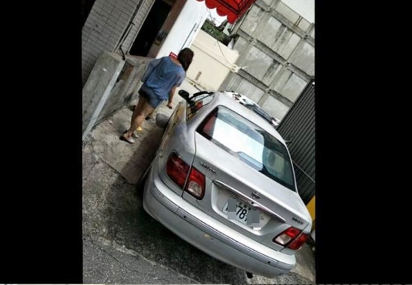 ▲▼停車場入口停車，長髮女人間蒸發，被廣播找到神邏輯回嘴。（圖／翻攝爆怨公社）