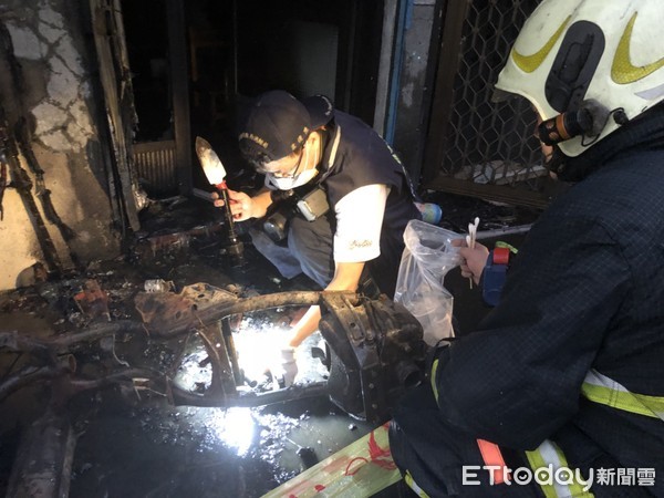 ▲▼高雄三民區清晨發生民宅火警，起火原因疑遭人縱火，警方正調查中。（圖／記者宋德威攝，下同）