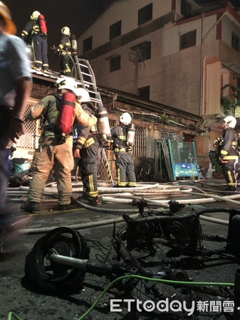 ▲▼高雄三民區清晨發生民宅火警，起火原因疑遭人縱火，警方正調查中。（圖／記者宋德威攝，下同）