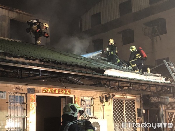 ▲▼高雄三民區清晨發生民宅火警，起火原因疑遭人縱火，警方正調查中。（圖／記者宋德威攝，下同）
